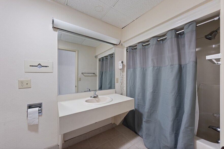 More Photos Of 1530 Cleveland Rd, Sandusky Hotel For Sale