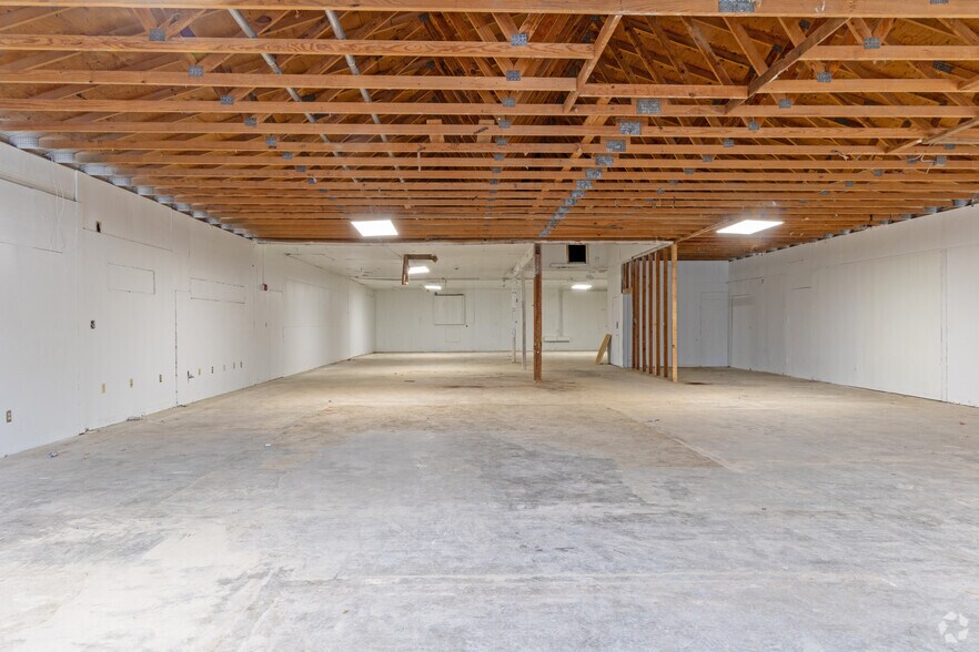 More Photos Of 11110 Bluff Bend Dr, Austin Warehouse For Lease