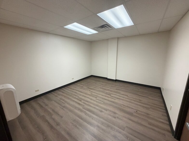 More Photos Of 1011 Paulsun St, San Antonio Light Distribution For Lease