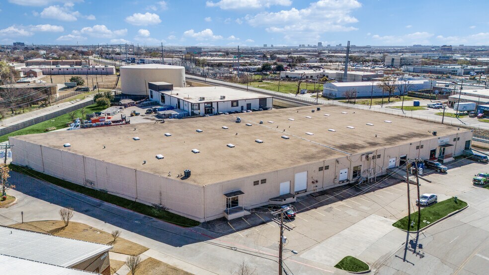 More Photos Of 13908-13910 Distribution Way, Farmers Branch Distribution For Lease
