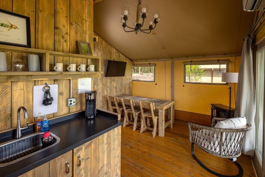 More Photos Of 1583 Spring Bay Rd, Spring Bay Hotel For Sale