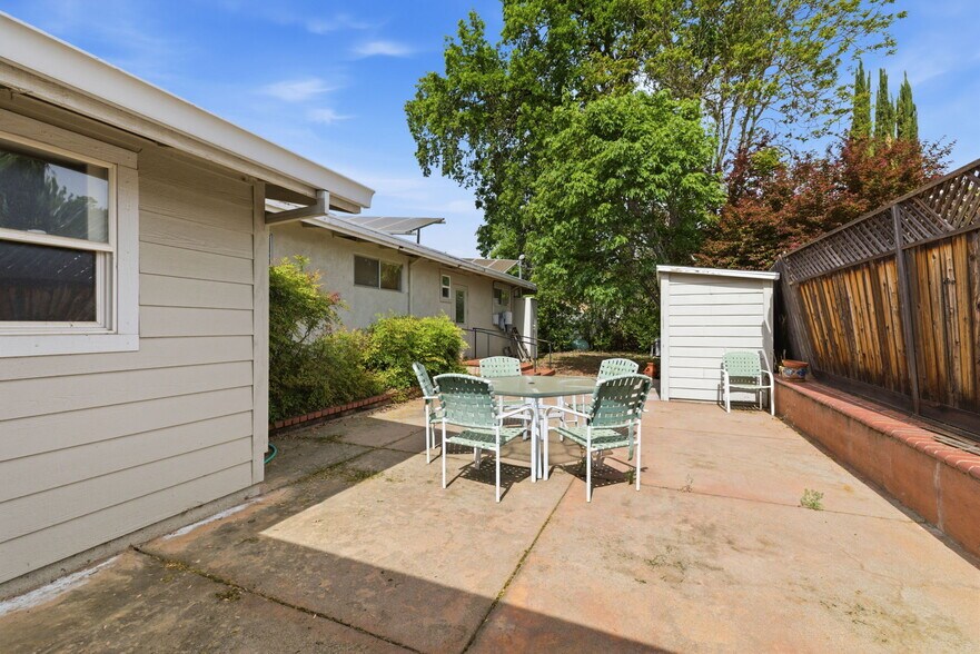 More Photos Of 137 S Shepherd St, Sonora Flex For Sale
