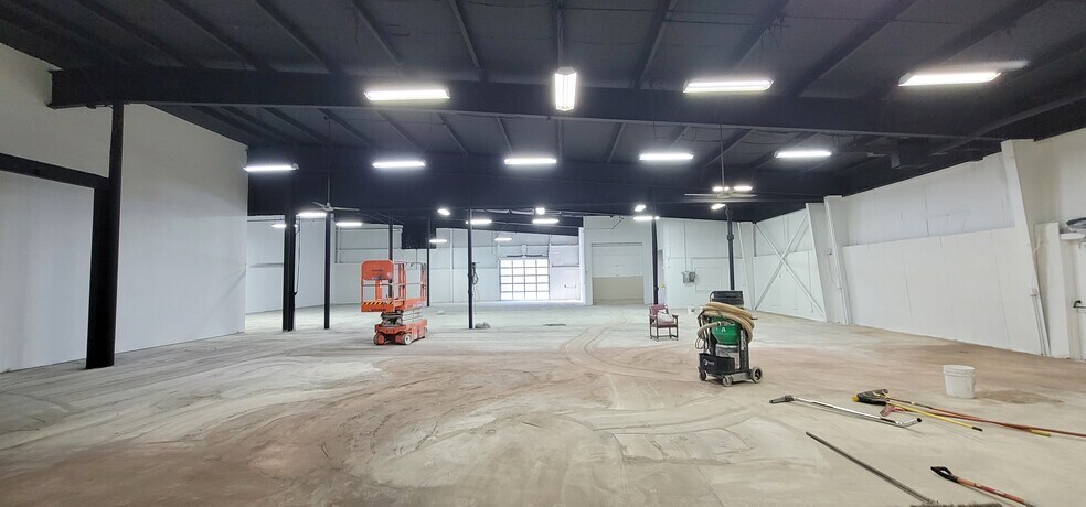 More Photos Of 5 Heritage Park, Clinton Manufacturing For Lease