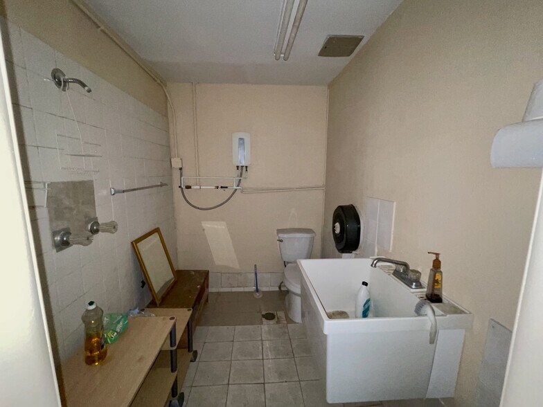 More Photos Of 6401-6405 N 49th St, Pinellas Park Manufacturing For Lease