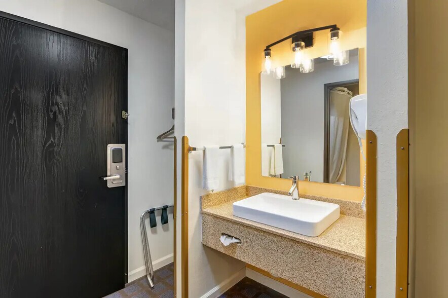 More Photos Of 800 Senate Ave, Red Oak Hotel For Sale