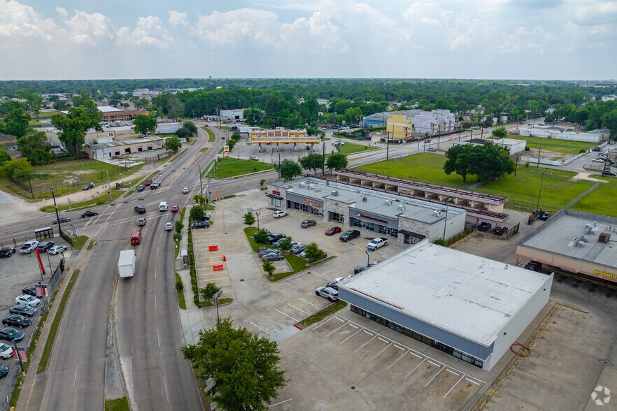 More Photos Of 239 W Tidwell Rd, Houston Storefront Retail Office For Lease