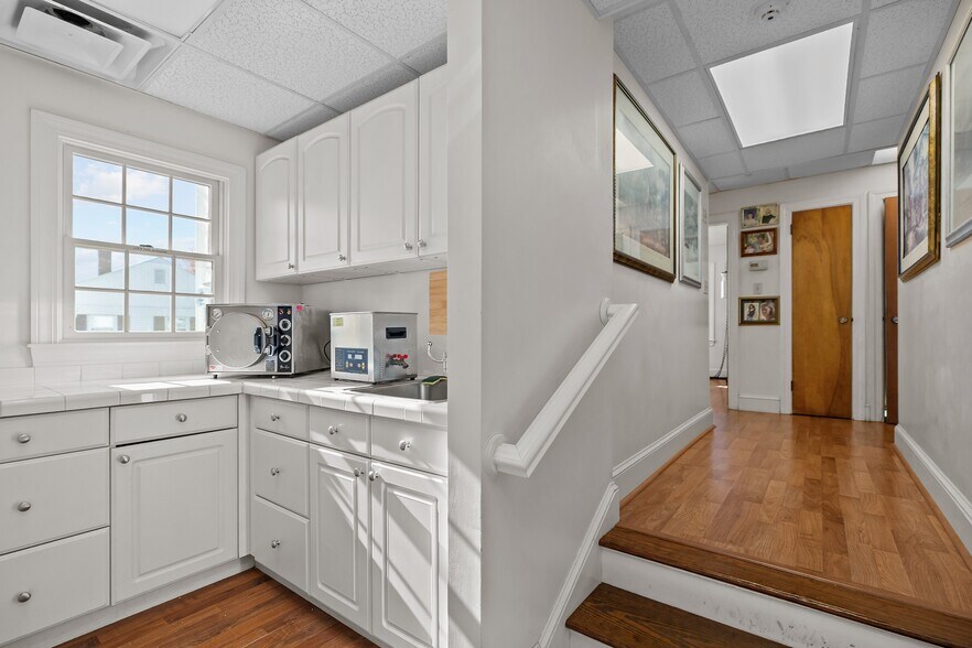 More Photos Of 74 Valley Rd, Middletown Office For Sale