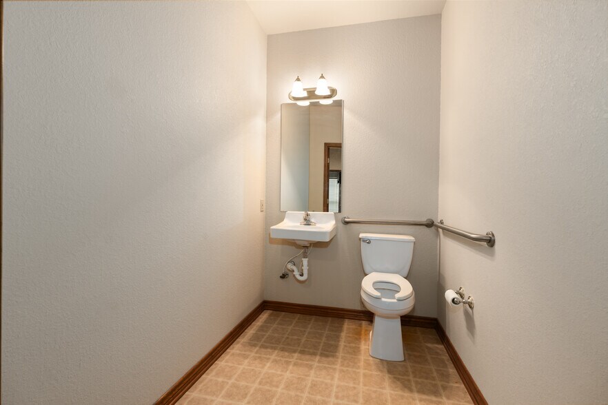 More Photos Of 625 Kennedy Ct, Belton Office For Sale