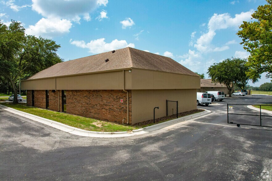 More Photos Of 1326 E Lumsden Rd, Brandon Office For Lease