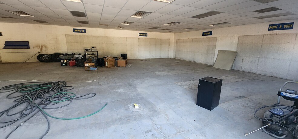 More Photos Of 284 S Center St, Pierson Auto Repair For Lease