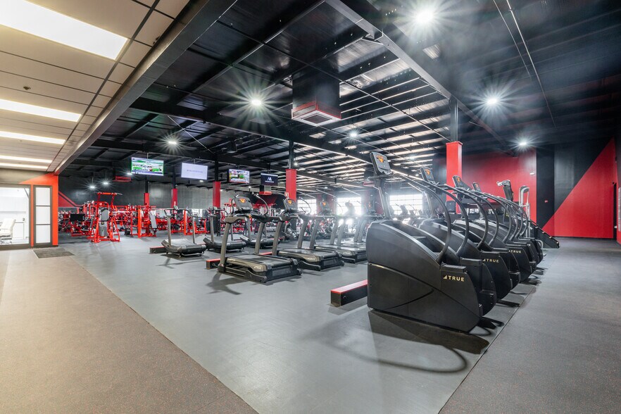 More Photos Of 3333 W Hefner Rd, Oklahoma City Sports And Entertainment For Lease