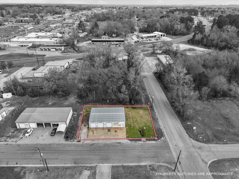 More Photos Of 420 E Scott St, Gilmer Warehouse For Sale