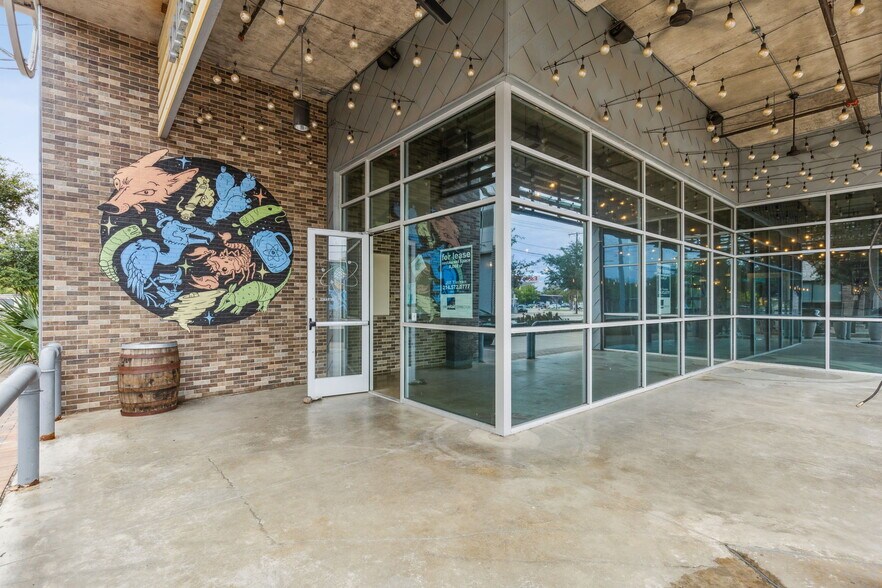 More Photos Of 340 Singleton Blvd, Dallas Restaurant For Lease