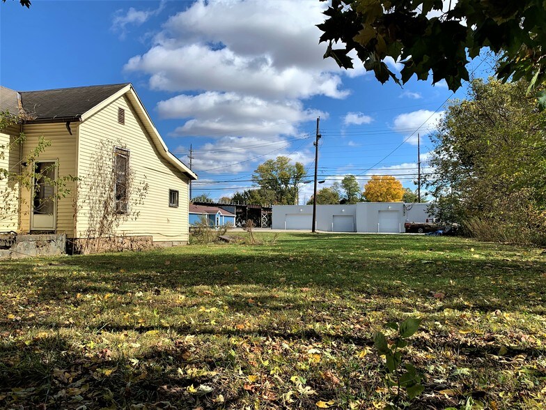 More Photos Of 917 Western Ave, Connersville Bar For Sale