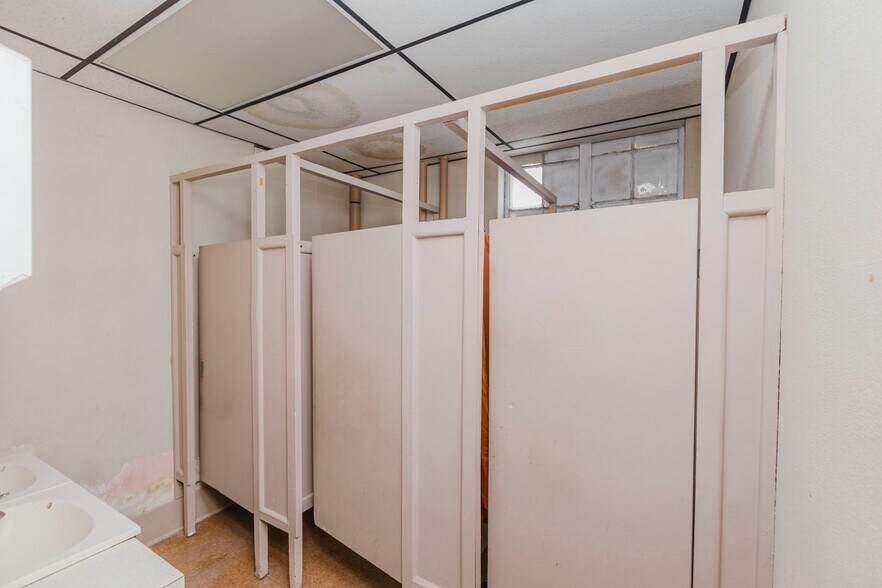 More Photos Of 110 N Poplar St, Hutchinson Warehouse For Sale