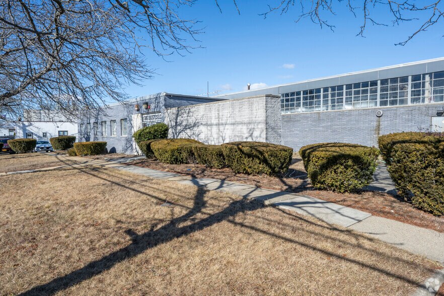More Photos Of 170 Allen Blvd, Farmingdale Warehouse For Lease