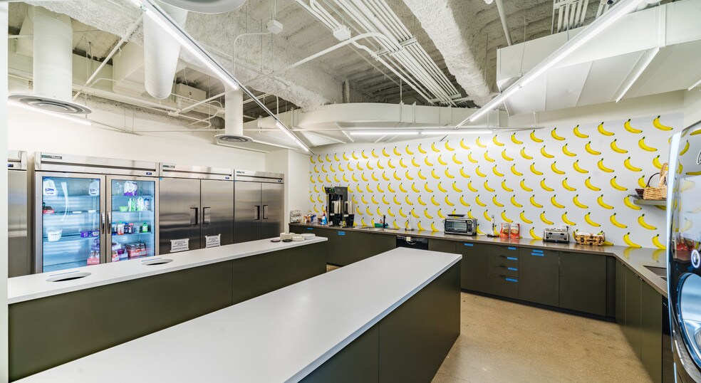 More Photos Of 300 S Riverside Plz, Chicago Office For Lease