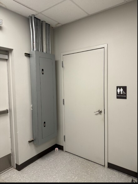 More Photos Of 2019 N Locust Ave, Lawrenceburg Office For Lease