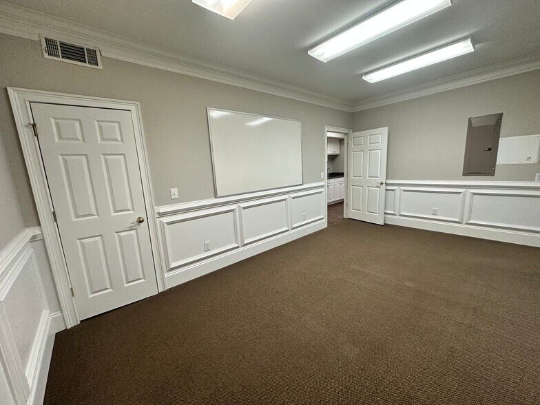 More Photos Of 327 Dahlonega St, Cumming Medical For Sale
