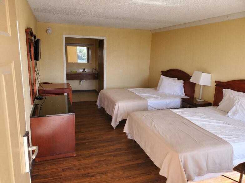 More Photos Of 1525 E Union St, Vienna Hotel For Sale