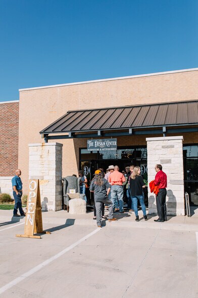 More Photos Of 210-337 Shops Blvd, Willow Park General Retail For Lease