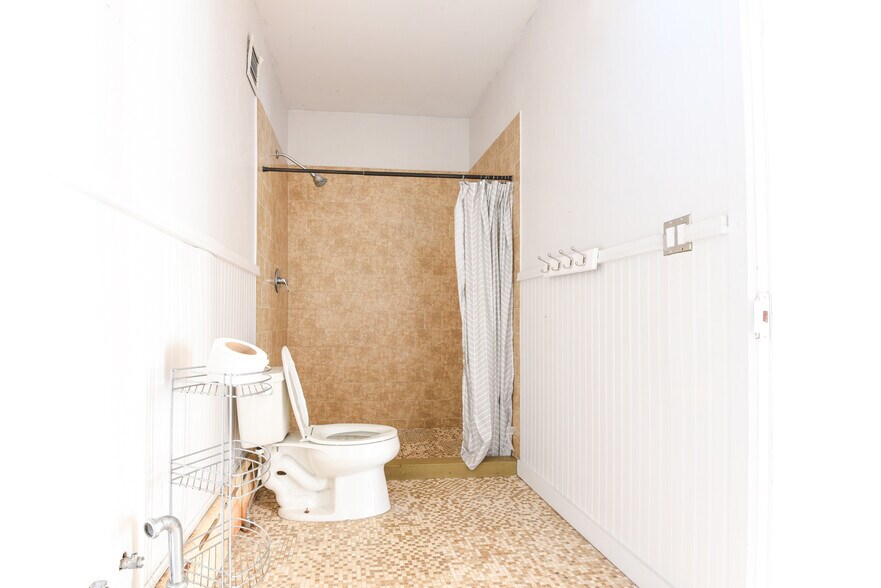 More Photos Of 361 Metropolitan Ave, Brooklyn General Retail For Lease