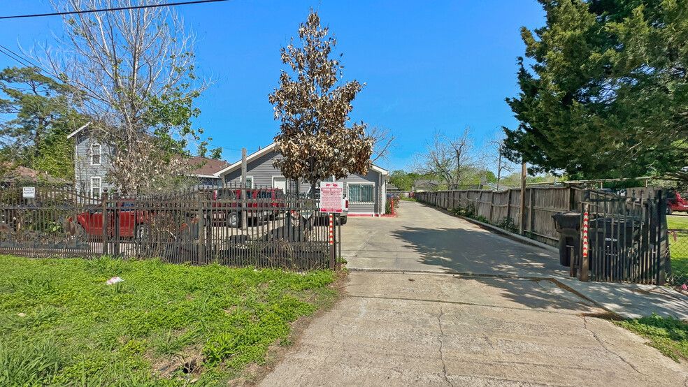 Primary Photo Of 2013 Eubanks St, Houston Apartments For Sale