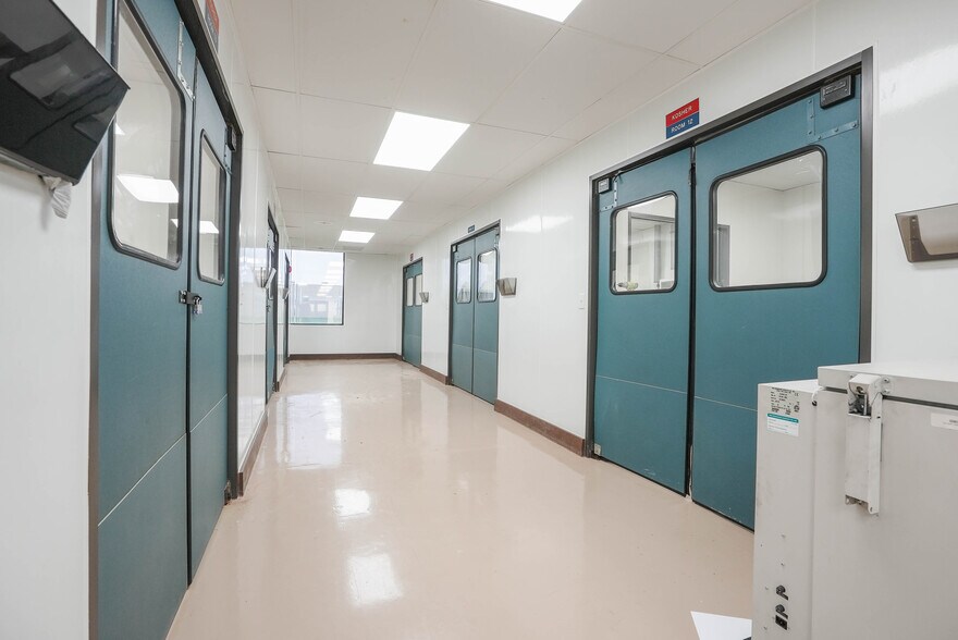 More Photos Of 10410 Corporate Dr, Sugar Land Research And Development For Lease