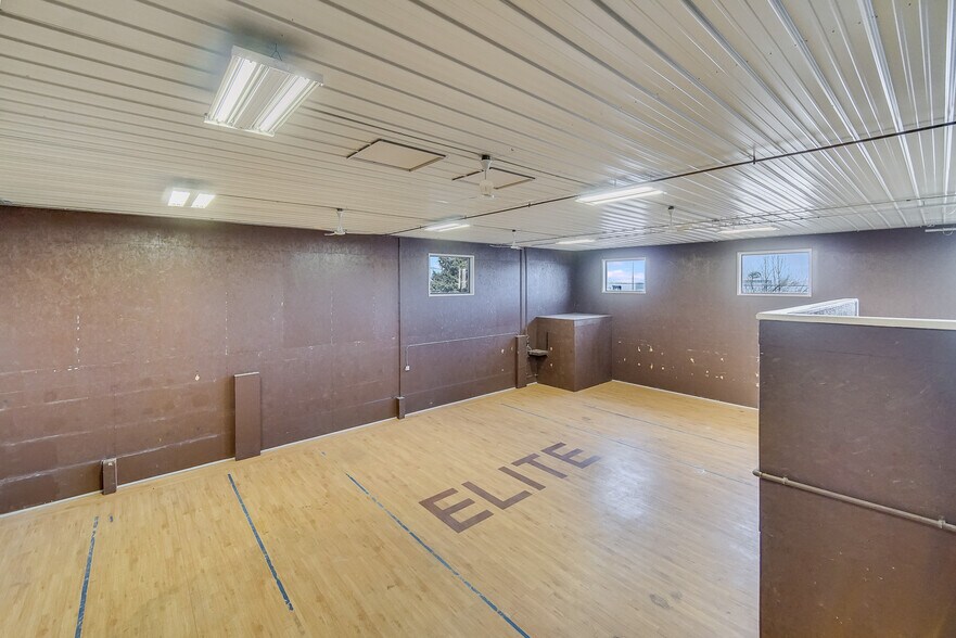 More Photos Of 926 Geneva St, Shorewood Warehouse For Lease