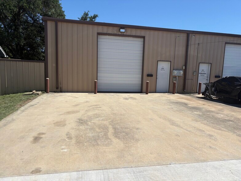 More Photos Of 4910 Roadrunner Rd, Fort Worth Showroom For Lease
