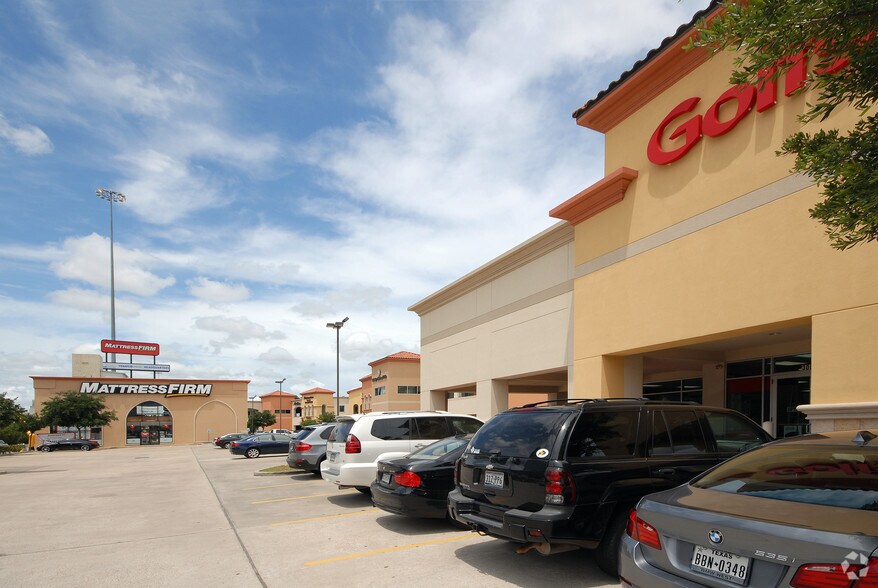 More Photos Of 3005-3115 W Loop 610, Houston Unknown For Lease
