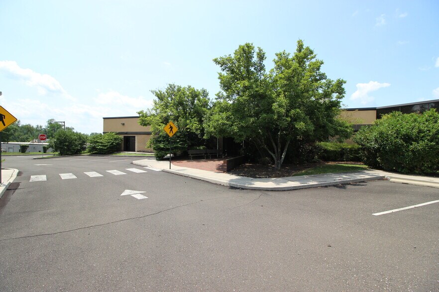 More Photos Of 455 Maryland Dr, Fort Washington Light Manufacturing For Sale