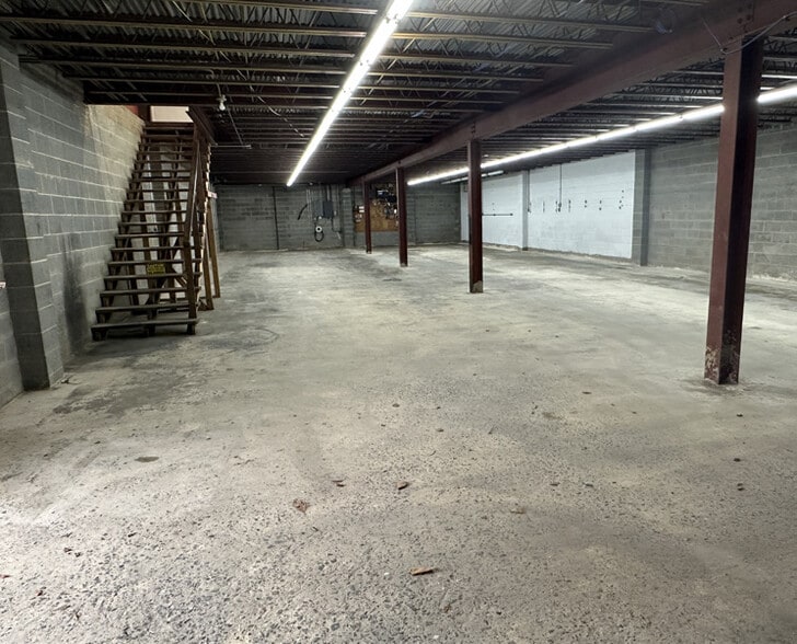 More Photos Of 2304 N Chester St, Gastonia Warehouse For Lease