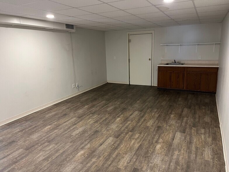 More Photos Of 908 E North St, Salina Warehouse For Lease