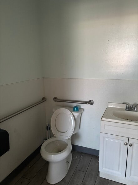 More Photos Of 5617 Mccart Ave, Fort Worth Restaurant For Lease