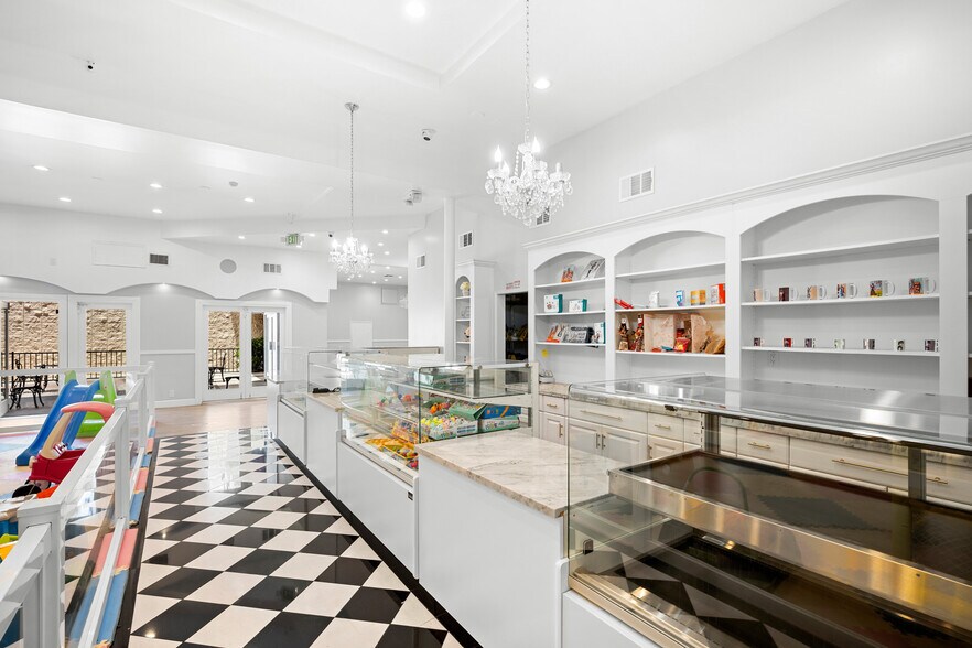 More Photos Of 19522-19598 Ventura Blvd, Tarzana General Retail For Sale