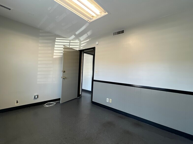 More Photos Of 1913 E 17th St, Santa Ana Office For Sale