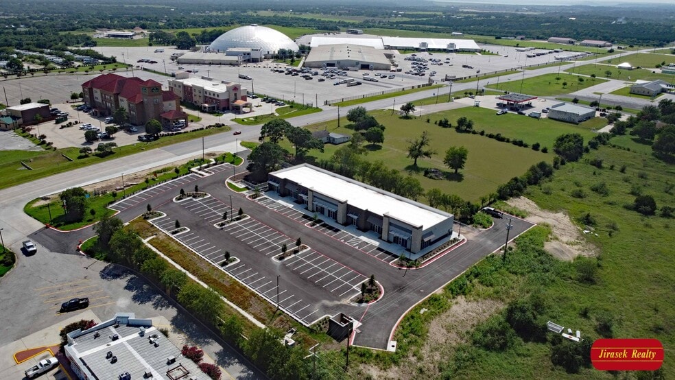 More Photos Of 160 W Loop 121, Belton Restaurant For Lease