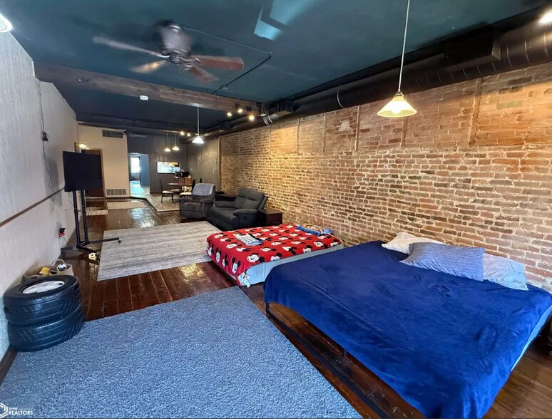 More Photos Of 113 N Jefferson St, Mount Pleasant Office For Sale