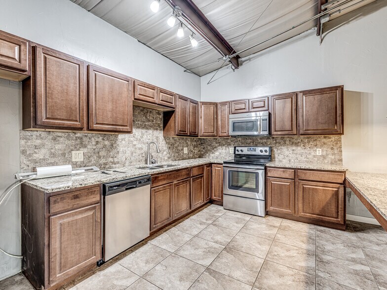 More Photos Of 6355 Boucher Dr, Edmond Showroom For Lease