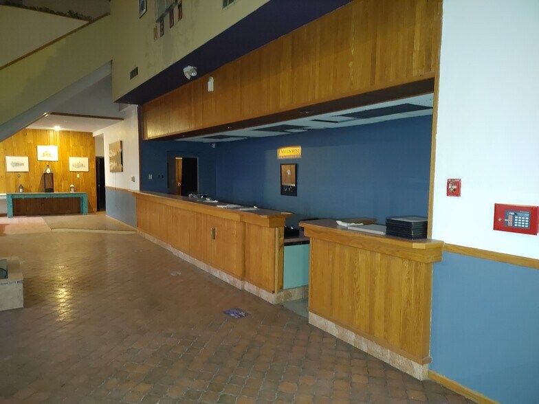 More Photos Of 300 S 3rd, Quincy Hotel For Sale