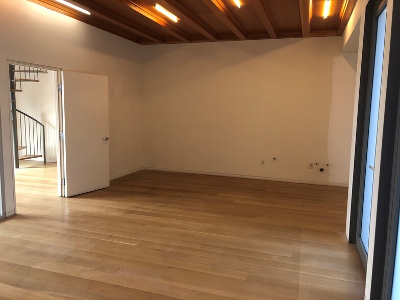 More Photos Of 8756 Holloway Dr, West Hollywood Loft Creative Space For Lease