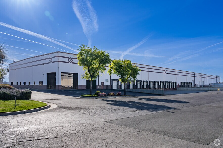 More Photos Of 1717 N Shirk Rd, Visalia Warehouse For Lease