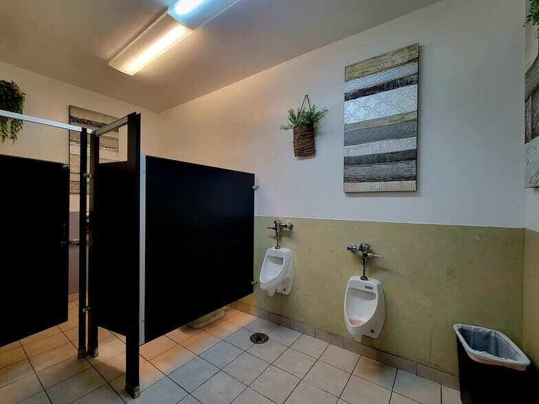 More Photos Of 114 N Lewis St, Monroe Freestanding For Lease