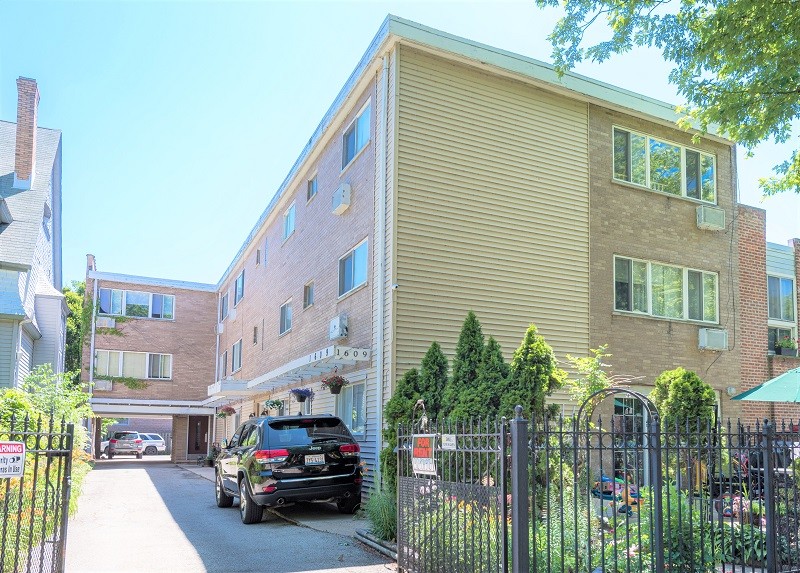 Primary Photo Of 1609 W Greenleaf Ave, Chicago Apartments For Sale