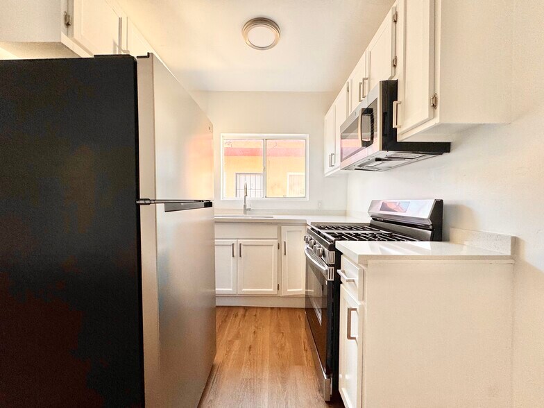 More Photos Of 2718 S Cochran Ave, Los Angeles Apartments For Sale