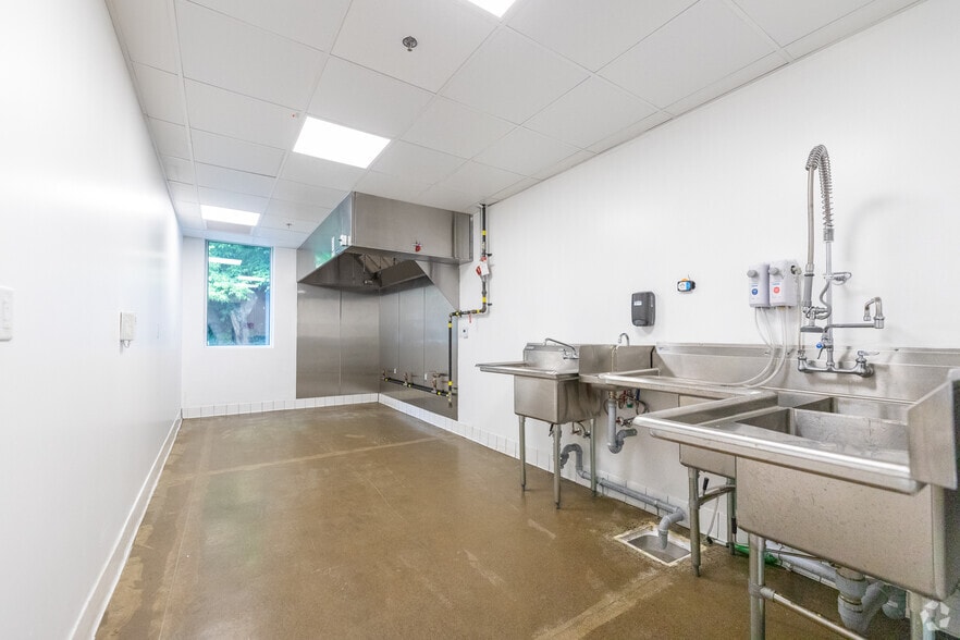 More Photos Of 545 Keele St, Toronto Warehouse For Lease