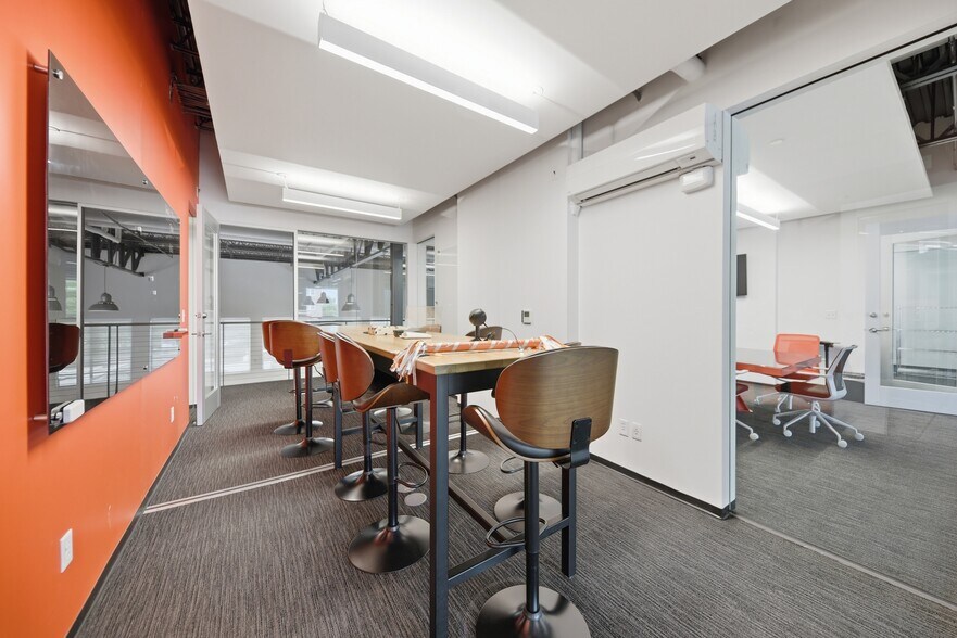 More Photos Of 301 N Main St, Bryan Office For Lease