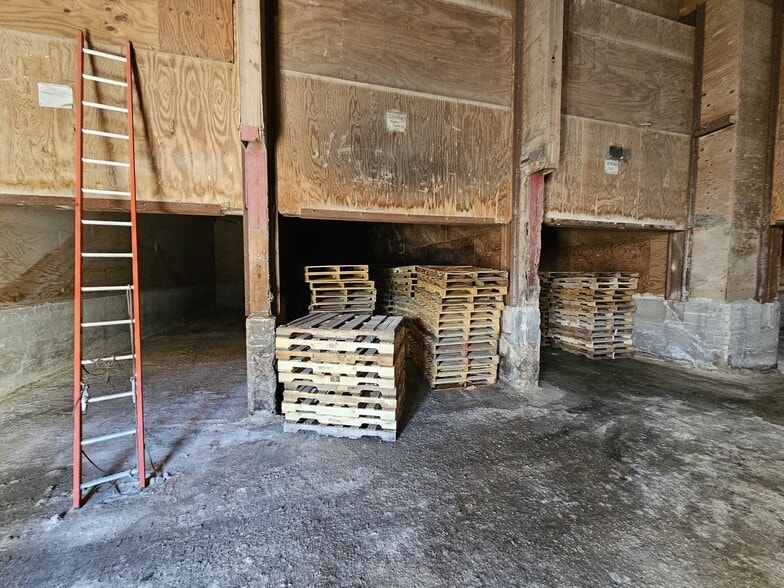 More Photos Of 1112 W Sumner St, Hartford Service For Sale