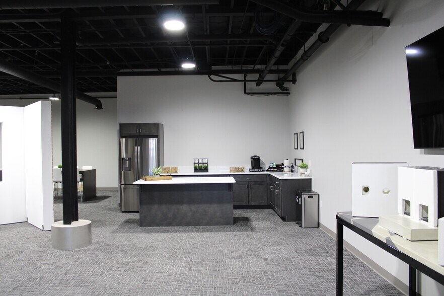 More Photos Of 101 Carleton Ave, Hazleton Manufacturing For Lease